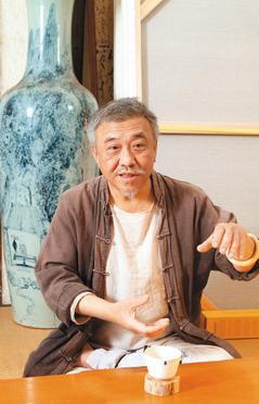 長年練拳,于彭盤腿坐定細訴一生經歷,神情豐富投入。