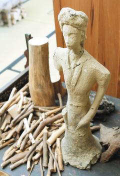 于彭泥塑作品如蒐藏古物,擺在家中成了獨一無二的裝飾品。